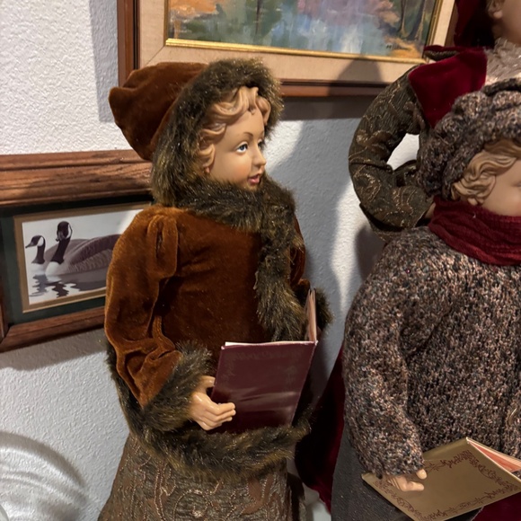 Carolers figurines 4 Christmas real clothing resin. The tallest 28”& 20” Rare - Picture 6 of 16